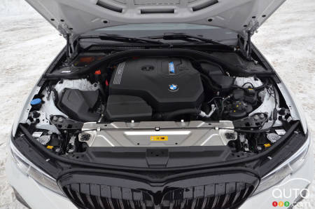 2021 BMW 330e xDrive, engine